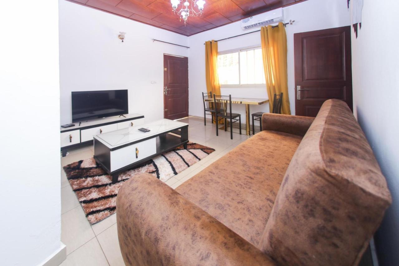 Studio meublé Carrefour Bastos en face du Black&White Yaoundé Extérieur photo