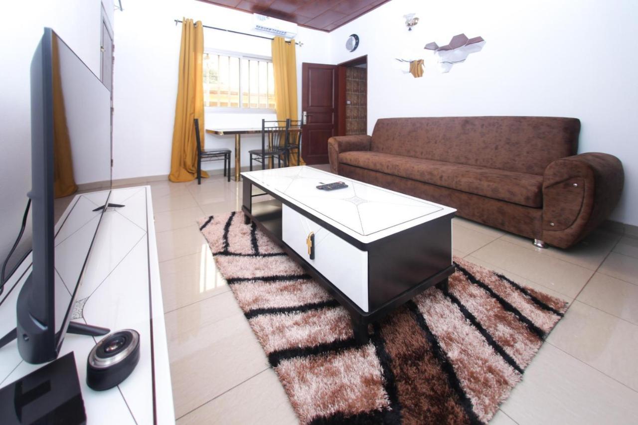 Studio meublé Carrefour Bastos en face du Black&White Yaoundé Extérieur photo